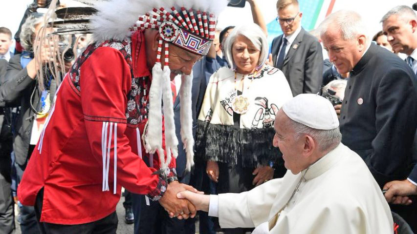 Indígenas dan la bienvenida al Papa a Canadá