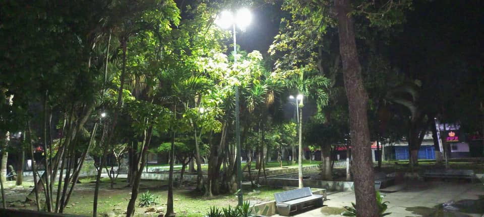 Colocan 20 lámparas LED en la plaza Guaicaipuro