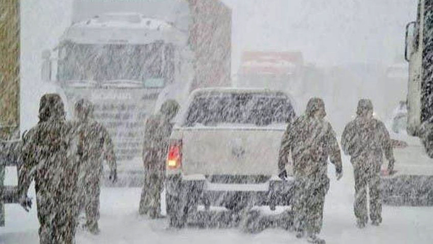 Un temporal de nieve deja varados a cientos de vehículos en Andes argentinos