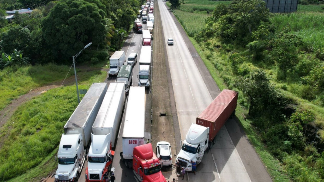 Camiones de alimentos en Panamá sortean bloqueos de vías principales por protestas