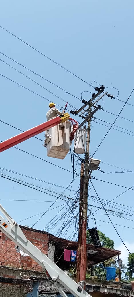 Corpoelec atiende afectaciones en líneas de media tensión