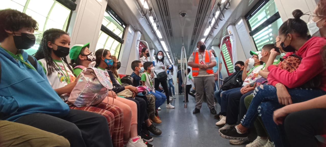 30 niños participaron en visita guiada al Metro