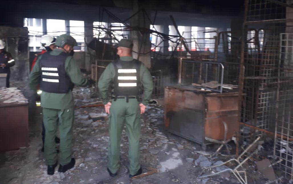 Voraz incendio consumió Mercado de Los Corotos