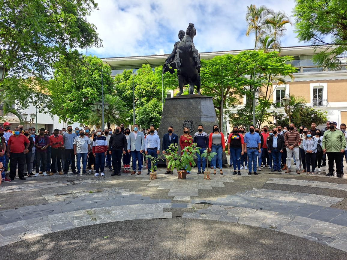 <strong>Con ofrendas vivas conmemoraron los 211 años de la firma del Acta de Independencia</strong>