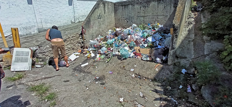 Basura en Barrio Ayacucho obstruye las cunetas