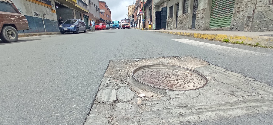 Reportan la rotura de alcantarillado en calle Ricaurte