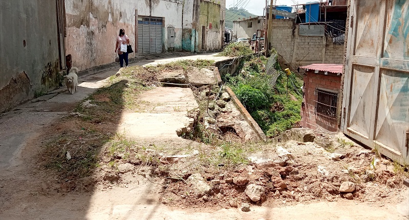 Comienzan a reparar vía en callejón Cabeza de León