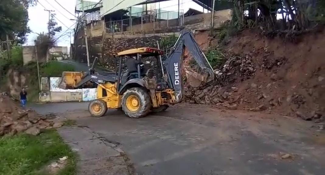 Atienden deslizamientos de talud en tres sectores de Carrizal