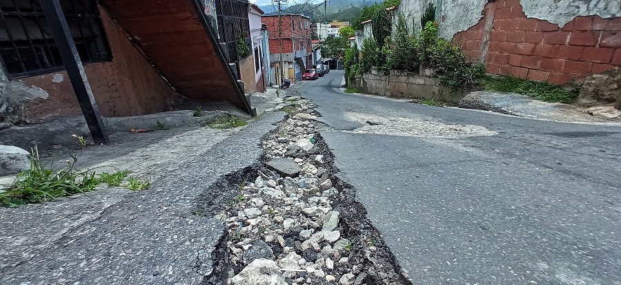 Denuncian deterioro en al menos el 40% de las vías en Guaicaipuro