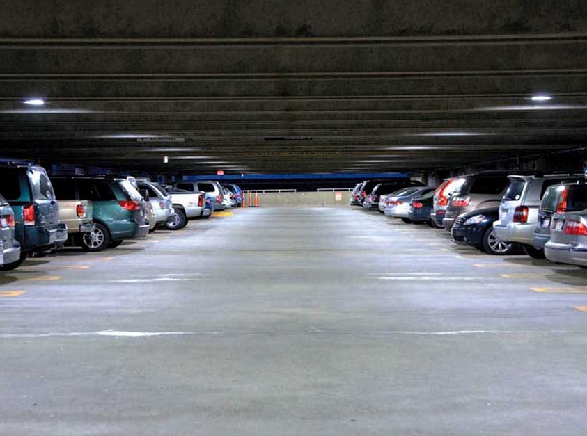 Conductores claman por regular a los estacionamientos