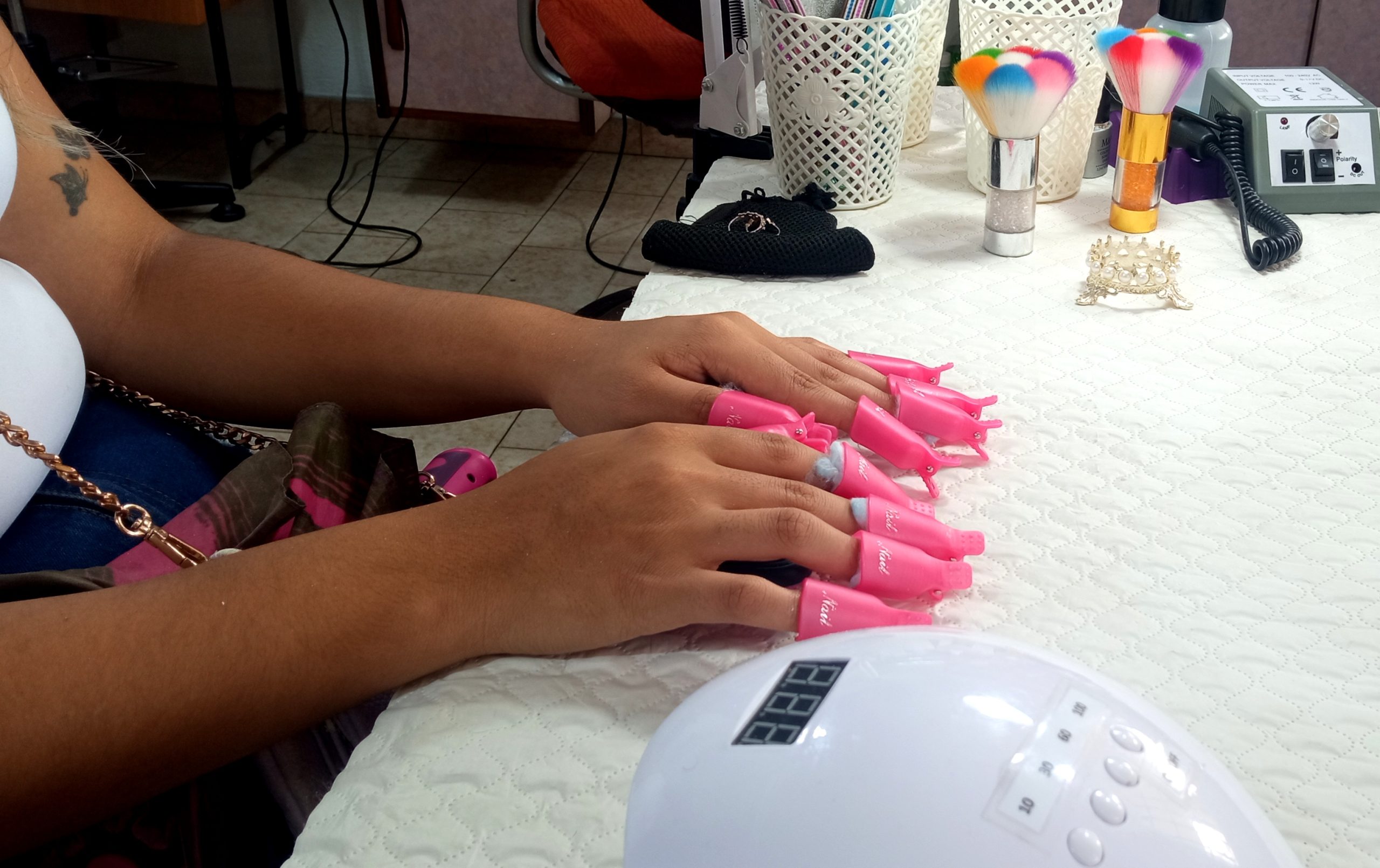 Manicuristas preocupadas por la baja clientela