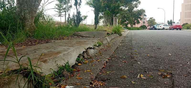 <strong>Aceras de Montebello están destruidas</strong>
