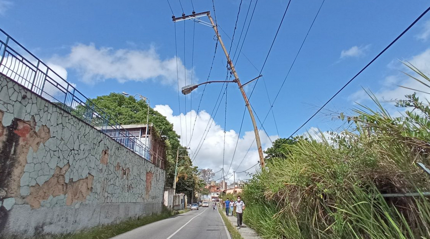 El poste en calle El Liceo está por caer