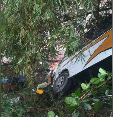 Un fallecido y 13 heridos al volcarse un autobús