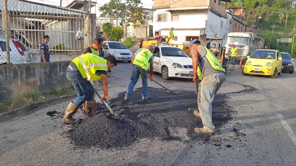 Avanza plan de asfaltado y bacheo en San Pedro y Los Teques