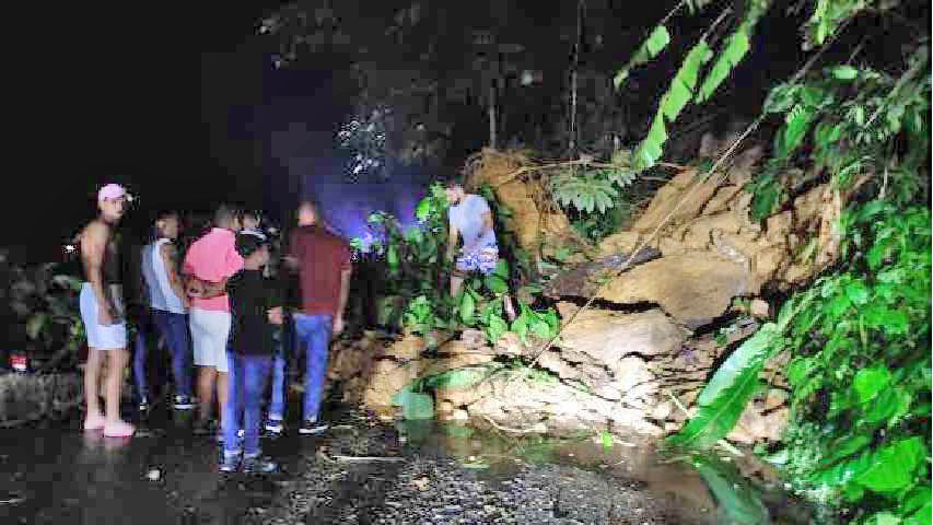 Cierran vías por derrumbe en zonas de Aragua