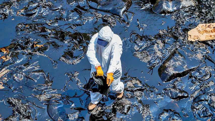 Más de 20 playas en Perú están afectadas por derrame de crudo