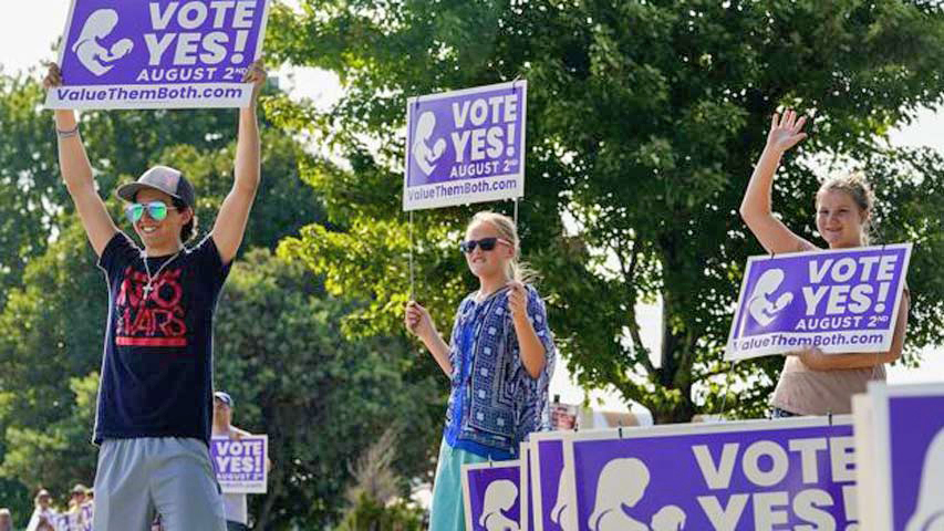 Kansas celebra primer referéndum sobre el aborto