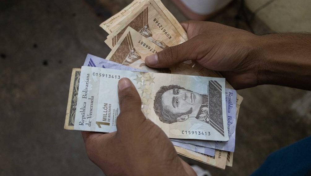 El bolívar se devaluó un 21% en una semana