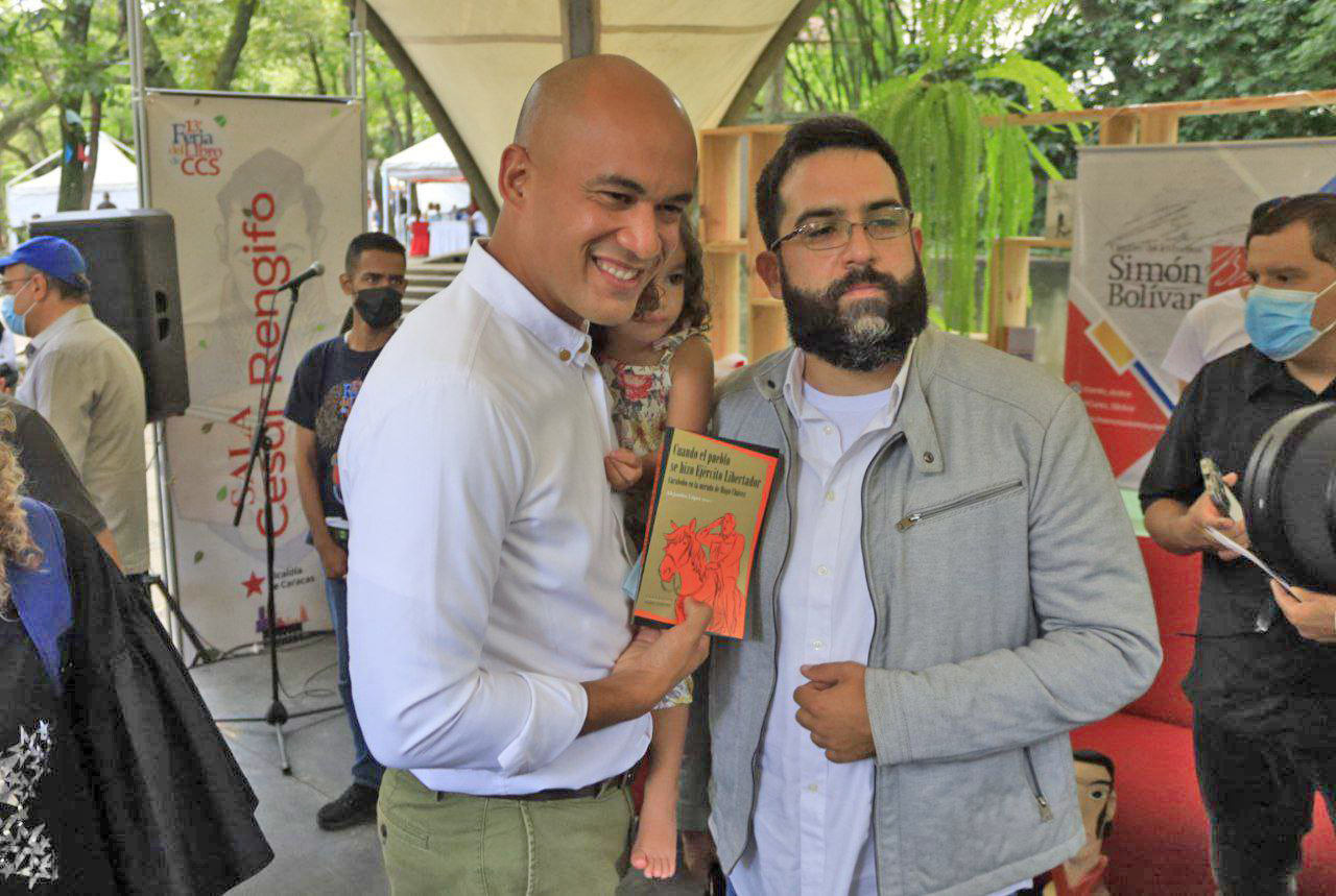 Presentado en la feria el libro “Cuando el pueblo se hizo Ejército Libertador”