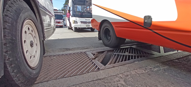 Reportan ruptura de alcantarillado en avenida Bertorelli