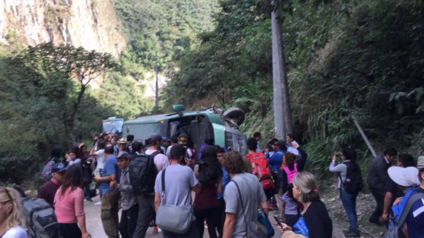 Cuatro muertos tras volcarse vehículo turístico en Perú