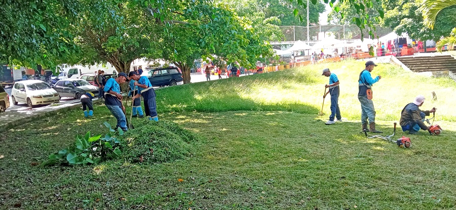 Ejecutan labores de limpieza en la plaza Sucre