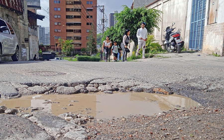 El hundimiento ya cubre casi toda la carretera en La Oripipa