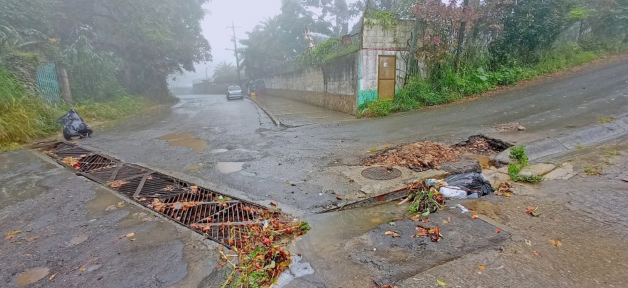 Huecos y alcantarillados rotos dificultan tránsito en San Diego