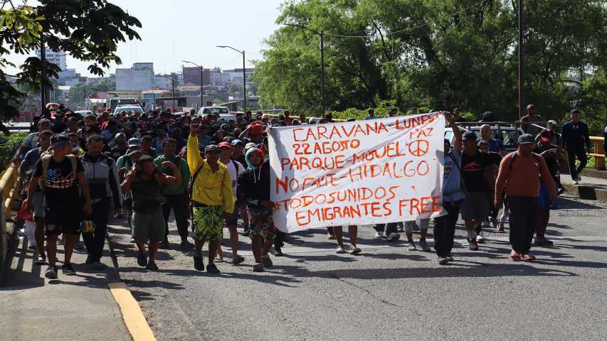 Migrantes avanzan entre denuncias de robos