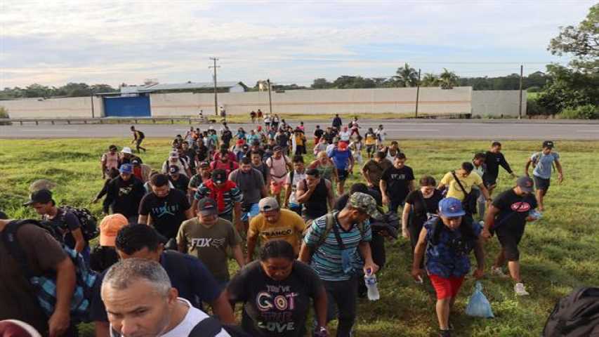 <strong>Sale nueva caravana con cerca de mil migrantes</strong>