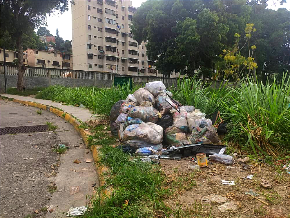 Denuncian fallas en el servicio de aseo en la Simón Bolívar