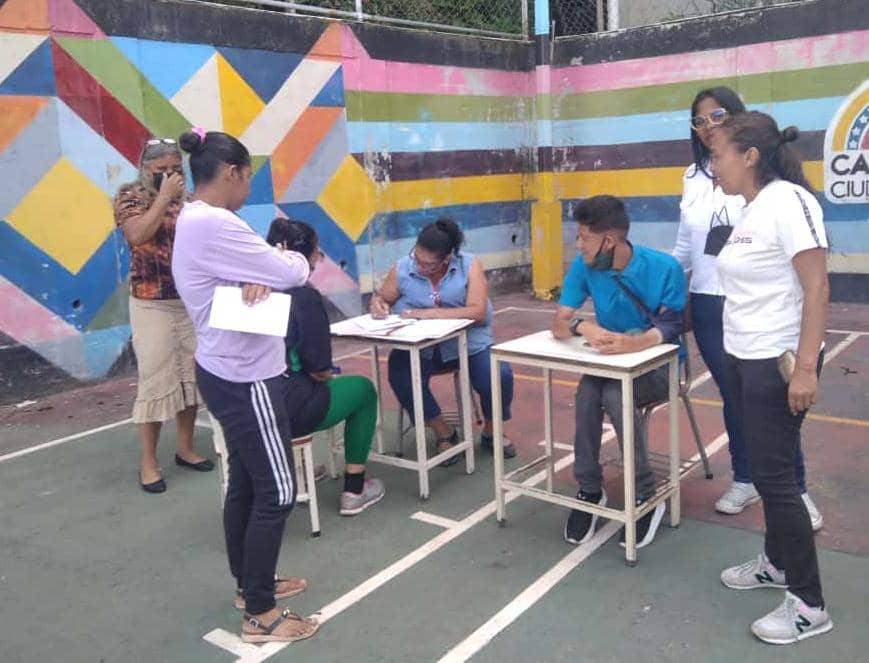 Atienden a 100 personas en jornada médica en Barola