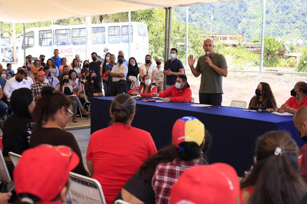 Rodríguez pide no esperar por recursos para recuperar las escuelas