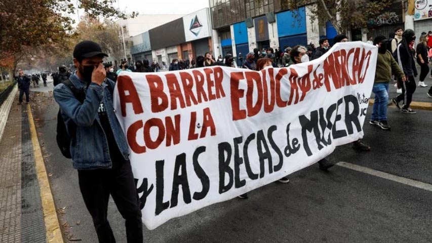 Estudiantes de secundaria protestan en Chile por mejor educación