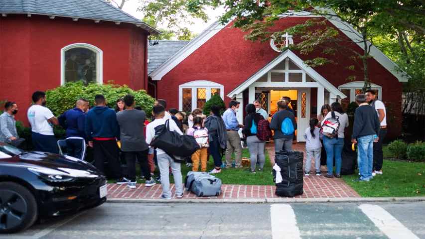 Florida trasladó a 50 migrantes venezolanos a isla en Massachusetts