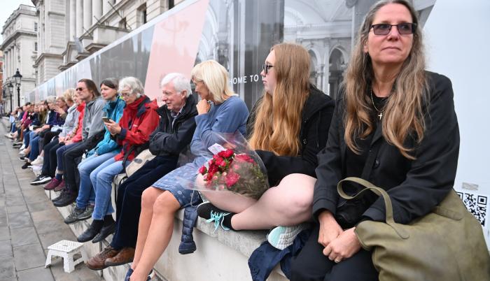 Miles de personas hacen fila para la capilla ardiente de Isabel II