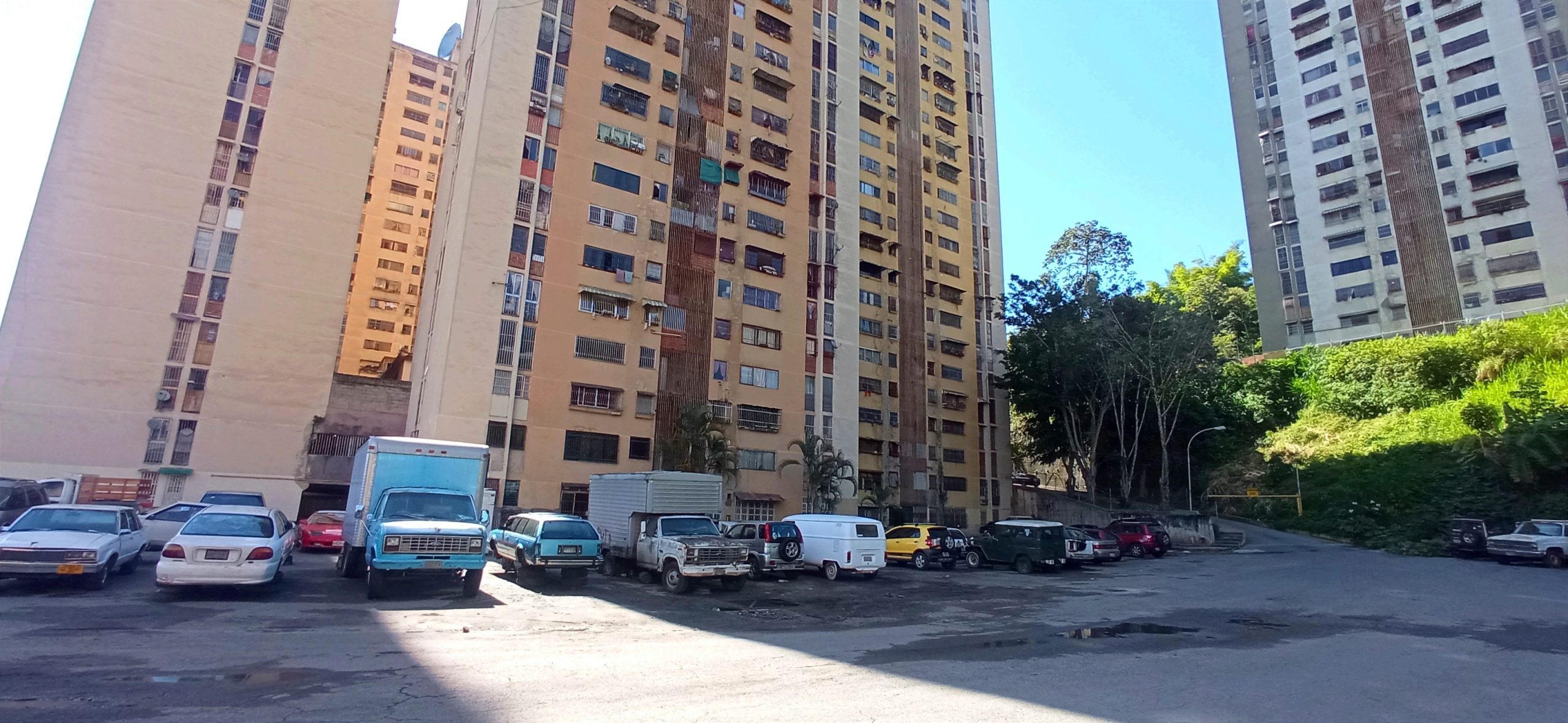 Estacionamiento de residencias convertido en taller mecánico