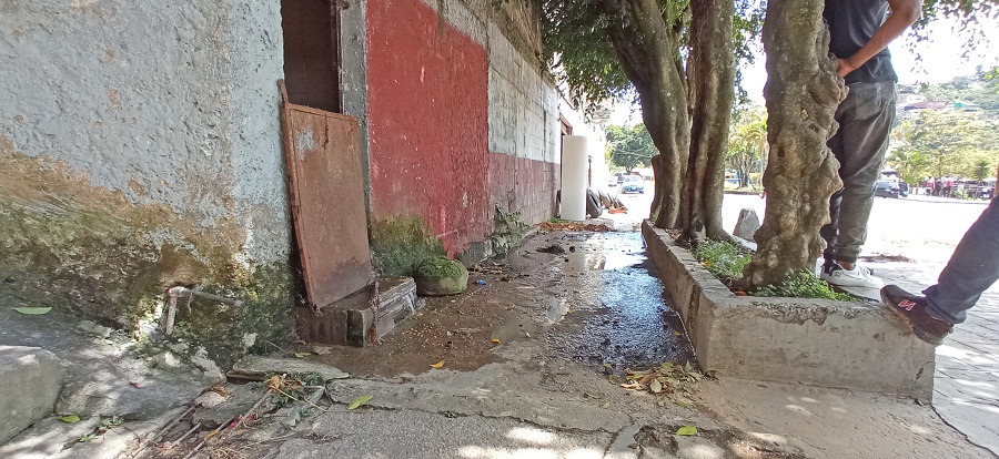 Colapsa tubería de aguas servidas en Gallo Pelón