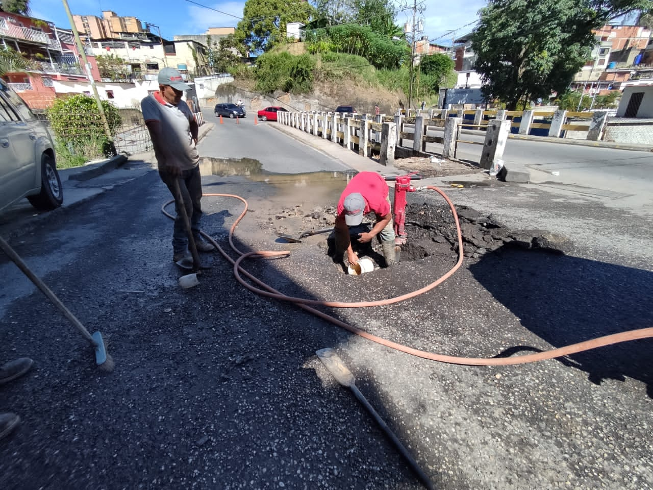 Fisura de tubería afecta suministro de agua en calle El Liceo