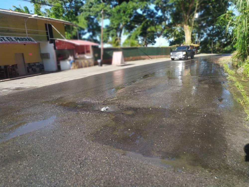 Bote de agua amenaza con hundir la vialidad en San Diego