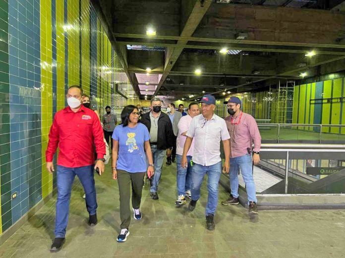 Vicepresidenta supervisó trabajos de recuperación del Metro