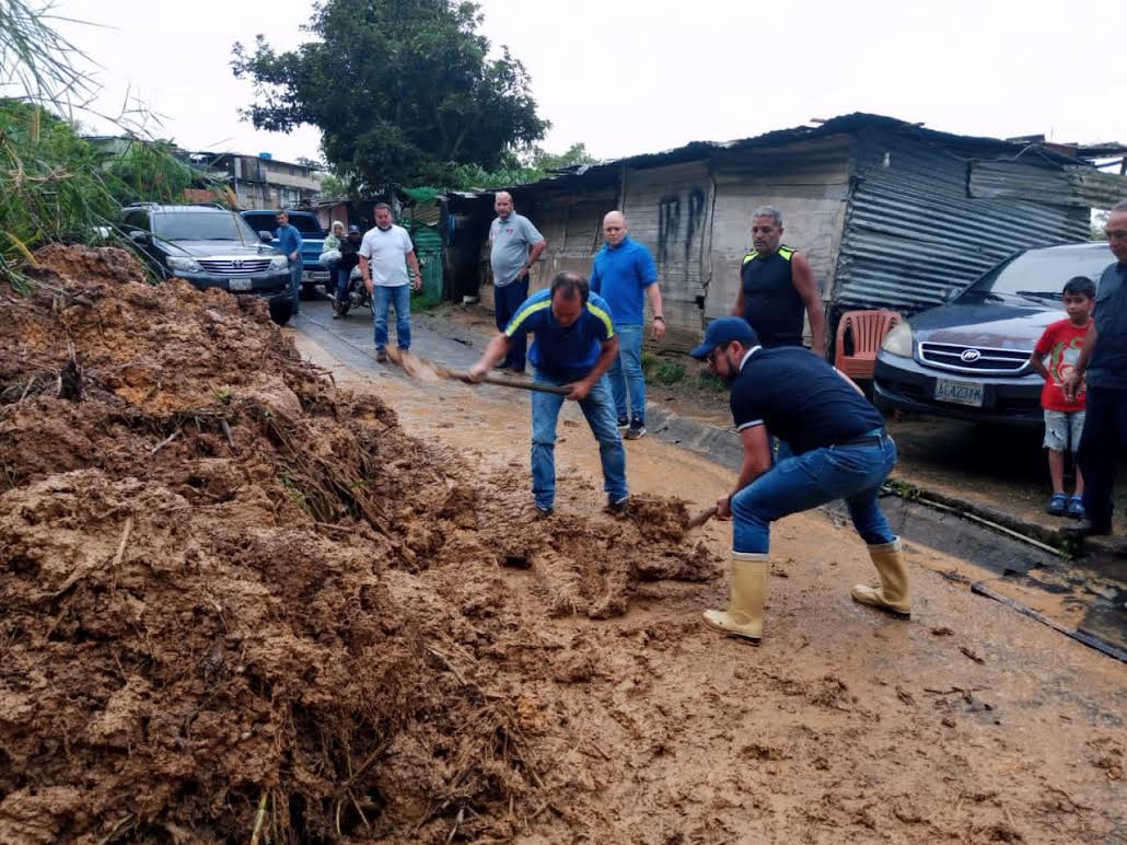 Reportan tres deslizamientos de talud en Guaicaipuro