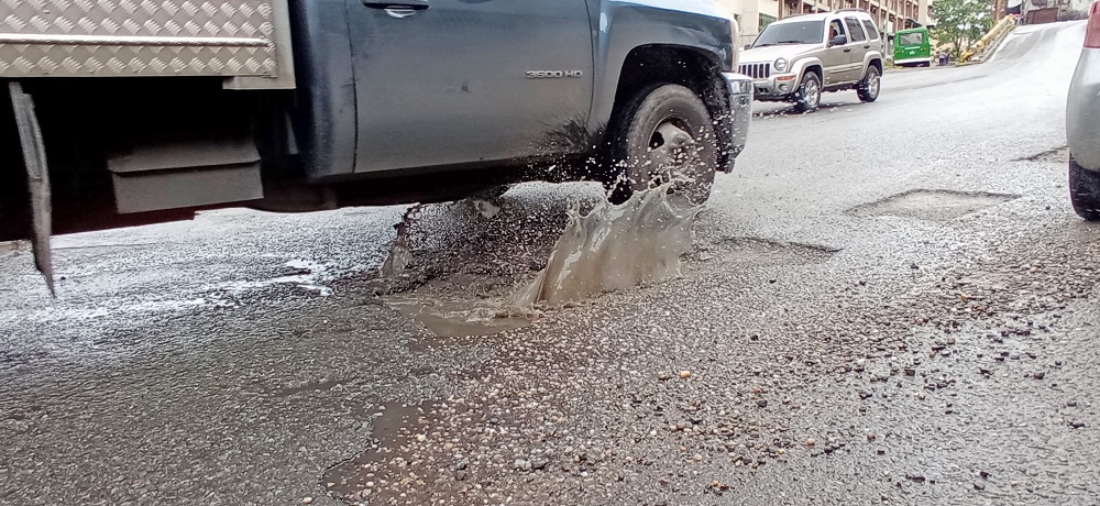 Exigen recuperar la carretera en calle El Liceo