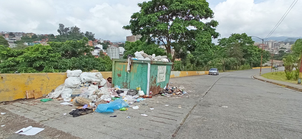 Vuelen a dejar basura en la avenida Miranda