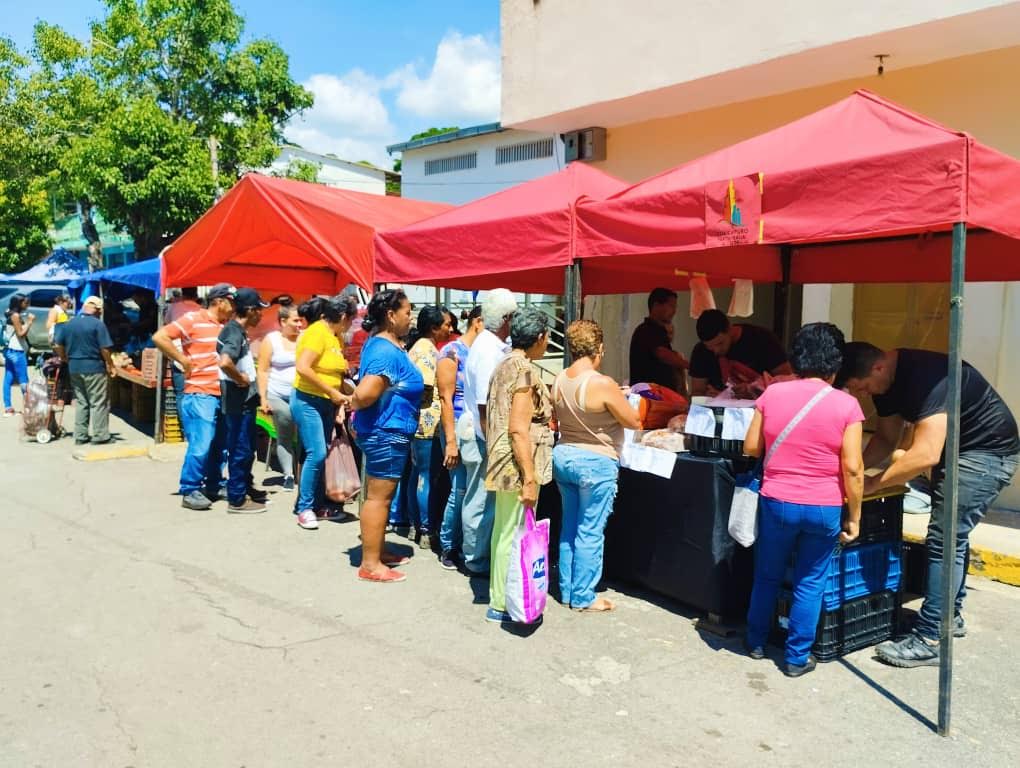 Dos toneladas de alimentos vendieron en Tácata y Altagracia