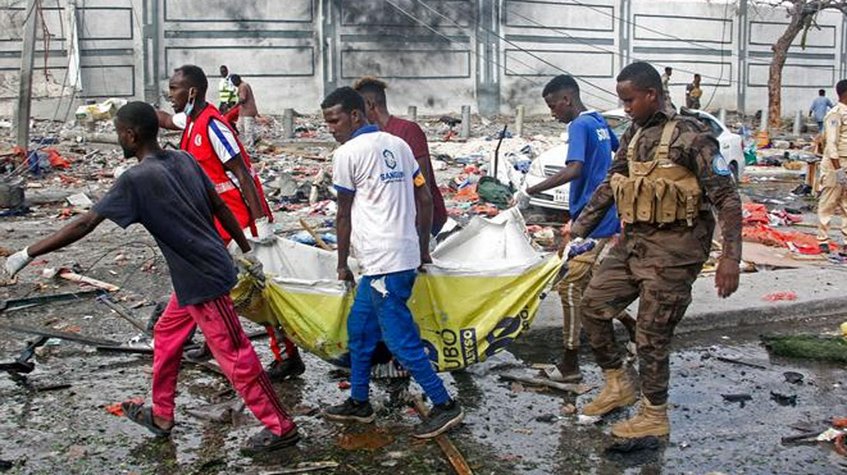 Más de 100 muertos deja doble atentado con carros bomba en Somalia