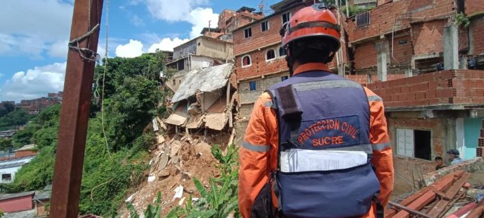 10 casas y 25 familias en riesgo por deslizamiento en Petare