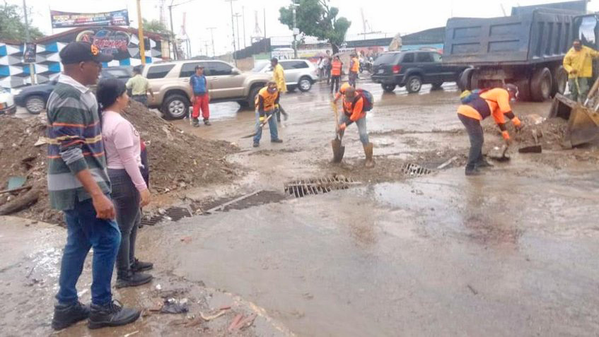 Autoridades de La Guaira atienden afectaciones