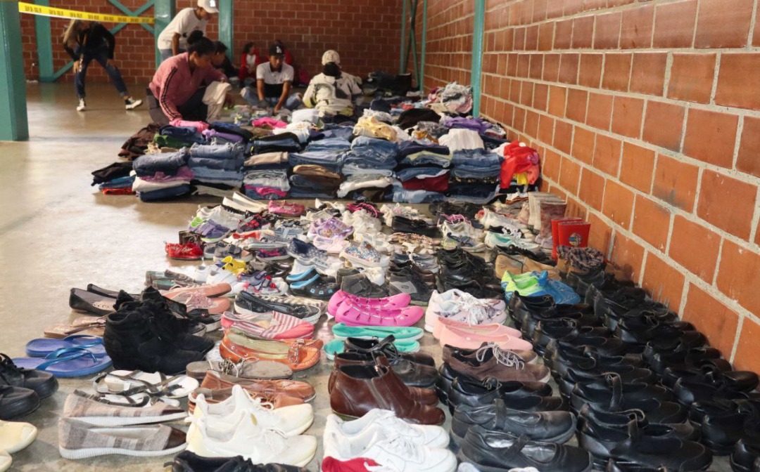 Colectan 2.500 prendas para afectados por lluvias